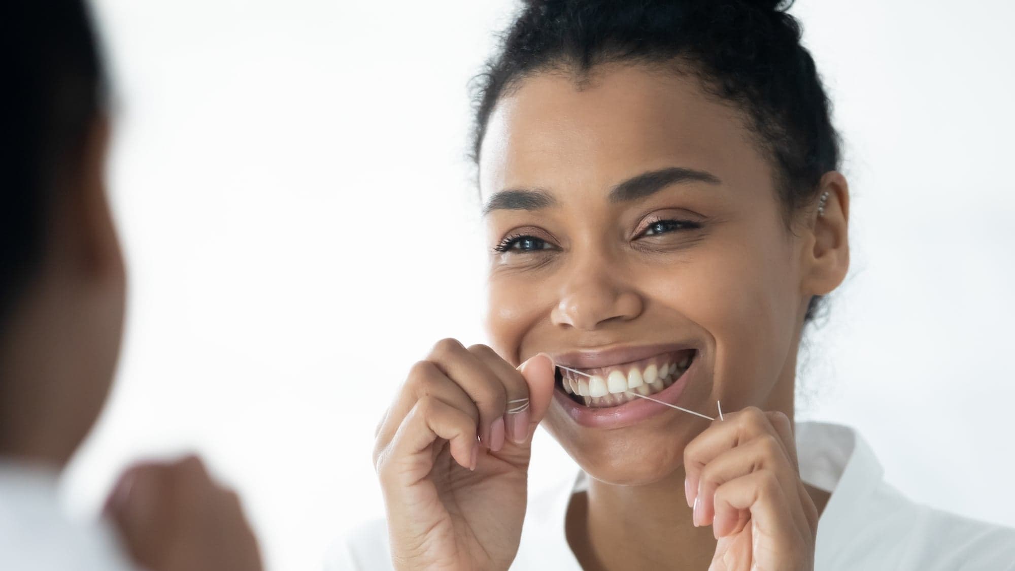 Fil dentaire : les Français ignorent la bonne technique