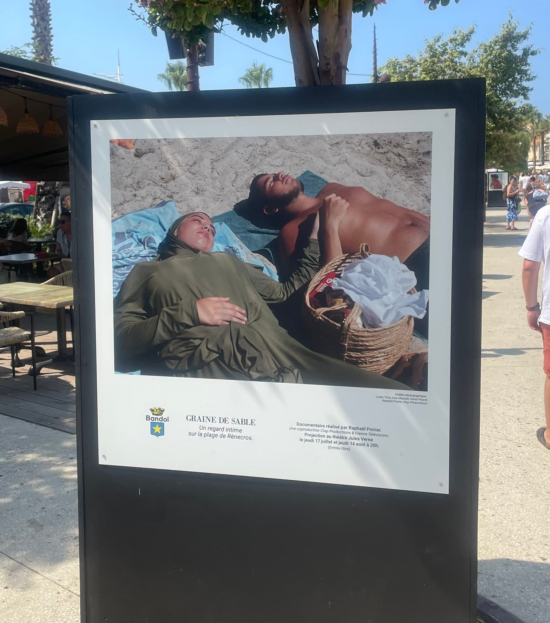 À Bandol, une affiche municipale issue de la campagne culturelle « Graine de sable » a suscité de vives réactions, certains habitants estimant qu’elle interroge la neutralité attendue de la communication publique.