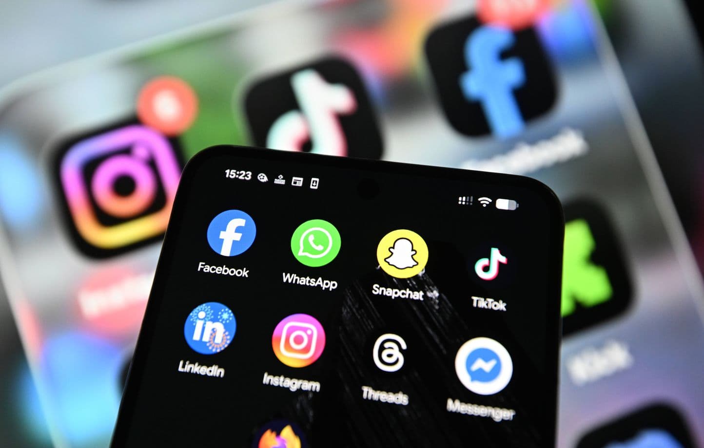 L'Australie interdit les réseaux aux mineurs : un modèle ?