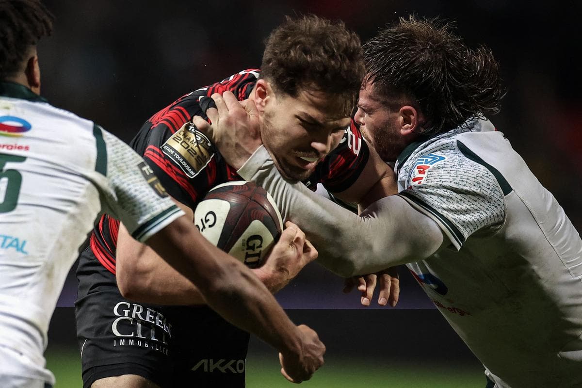 Rugby : Toulouse écrase Pau et domine le Top 14 français