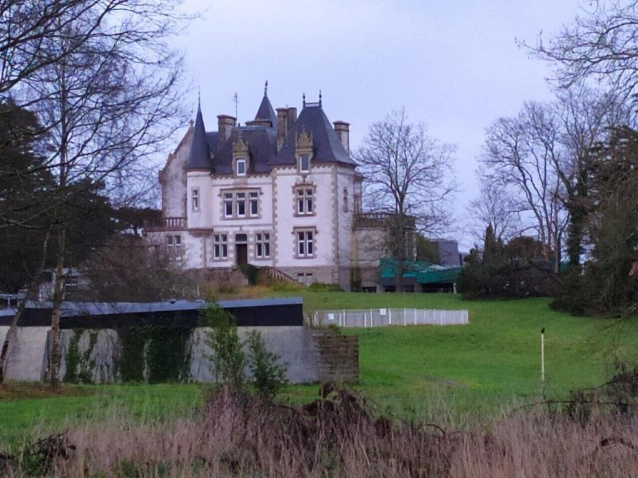 Bretagne : un château transformé en Ehpad, symbole du bon sens